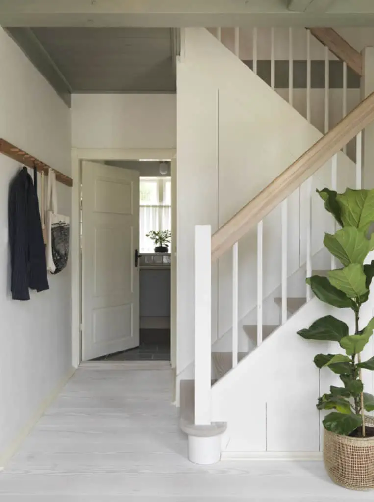 A light and airy hallway with Dinesen flooring in the Dinesen country home